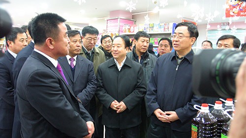 12月29日，自治区*委*张毅一行视察指导固原新时代购物中心节前市场商品供应工作。