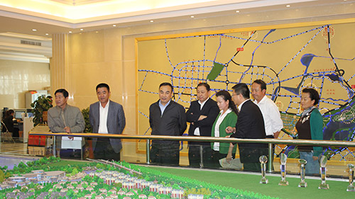 9月12日，自治区民*厅厅长杜正彬一行调研“黄河外滩”养老住区建设情况。